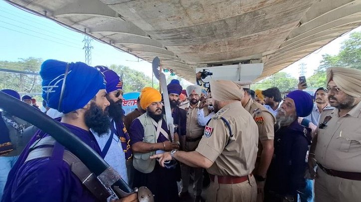 ਲੁਧਿਆਣਾ 'ਚ ਨਿਹੰਗ ਸਿੰਘਾਂ ਦਾ ਪ੍ਰਦਰਸ਼ਨ, ਡੀਸੀ ਦਫ਼ਤਰ ਦੇ ਬਾਹਰ ਫਿਰੋਜ਼ਪੁਰ ਰੋਡ ਜਾਮ