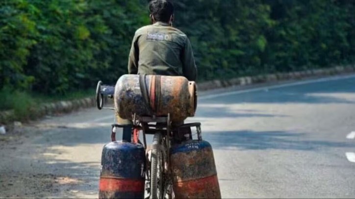 LPG ਸਿਲੰਡਰ 200 ਰੁਪਏ ਤੋਂ ਵੱਧ ਹੋਇਆ ਸਸਤਾ! ਦਿੱਲੀ ਤੋਂ ਕੋਲਕਾਤਾ ਤੱਕ ਘਟੀਆਂ ਕੀਮਤਾਂ