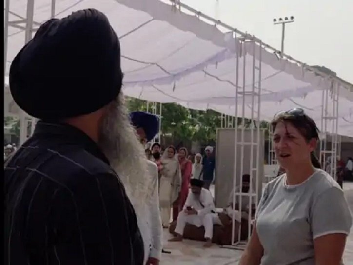 ਸ੍ਰੀ ਹਰਿਮੰਦਰ ਸਾਹਿਬ ਵਿਖੇ ਮਰਿਆਦਾ ਦੀ ਪਾਲਣਾ, ਨਿੱਕਰ ਪਾ ਕੇ ਆਏ ਵਿਦੇਸ਼ੀ ਜੋੜੇ ਨੂੰ ਗੇਟ 'ਤੇ ਰੋਕਿਆ