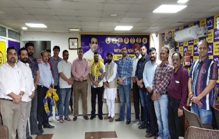 ਨਿਤਿਨ ਕੋਹਲੀ ਦੀ ਮਜ਼ਬੂਤ ਅਗਵਾਈ ਦਾ ਅਸਰ: ਕਾਂਗਰਸੀ ਆਗੂ ਸੁਮਿਤ ਸ਼ਰਮਾ ਆਮ ਆਦਮੀ ਪਾਰਟੀ ਵਿੱਚ ਸ਼ਾਮਲ, ਪੰਜਾਬ ਵਿੱਚ ਆਮ ਆਦਮੀ ਪਾਰਟੀ ਦੀ ਵਧੀ ਰਾਜਨੀਤਿਕ ਤਾਕਤ