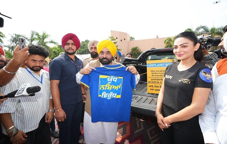 ਮੁੱਖ ਮੰਤਰੀ ਭਗਵੰਤ ਸਿੰਘ ਮਾਨ ਨੇ ‘ਯੁੱਧ ਨਸ਼ਿਆਂ ਵਿਰੁੱਧ’ ਮੁਹਿੰਮ ਨੂੰ ਫੈਸਲਾਕੁੰਨ ਪੜਾਅ ’ਤੇ ਲਿਜਾਂਦਿਆਂ ਬਾਈਕ ਰੈਲੀ ਨੂੰ ਝੰਡੀ ਦਿਖਾ ਕੇ ਰਵਾਨਾ ਕੀਤਾ