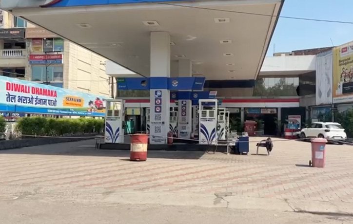 ਪੈਟਰੋਲ-ਡੀਜ਼ਲ ਦੀ ਘਾਟ ਦੀਆਂ ਅਫਵਾਹਾਂ ਵਿਚਕਾਰ ਜਲੰਧਰ ਵਿੱਚ ਭੀੜ; ਸੰਵਿਧਾਨ ਚੌਕ ਪੰਪ 'ਤੇ ਹੋਇਆ ਇੰਧਨ ਖਤਮ