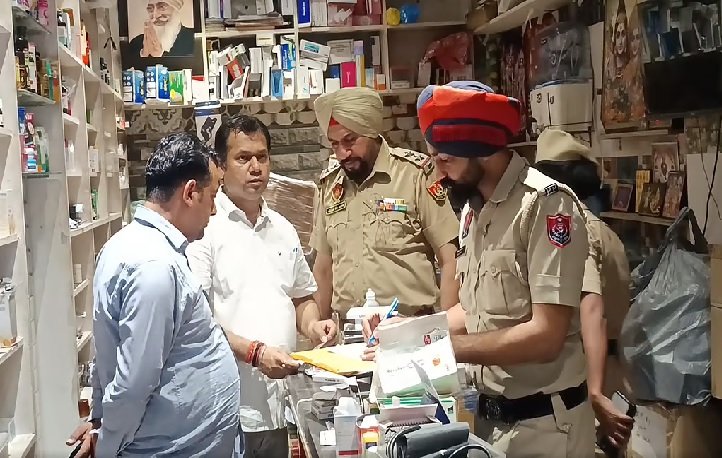 ਜਲੰਧਰ ਦੇ ਭਾਰਗਵ ਕੈਂਪ 'ਤੇ ਪੁਲਿਸ ਦੀ ਛਾਪੇਮਾਰੀ: ਮੈਡੀਕਲ ਸਟੋਰ ਤੋਂ 500 ਤੋਂ ਵੱਧ ਪਾਬੰਦੀਸ਼ੁਦਾ ਗੋਲੀਆਂ ਬਰਾਮਦ