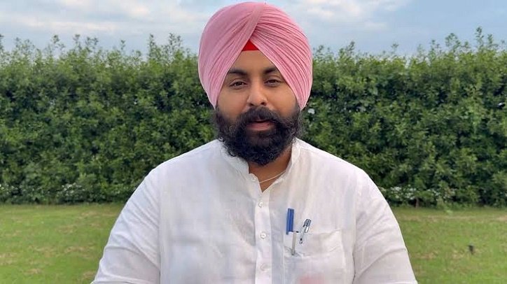 'ਕਲੀਨ ਪੰਜਾਬ' ਮੁਹਿੰਮ ਦੌਰਾਨ ਸਫਾਈ ਸੇਵਕਾਂ ਨੂੰ ਮਿਲੇ ਮੰਤਰੀ ਹਰਜੋਤ ਬੈਂਸ