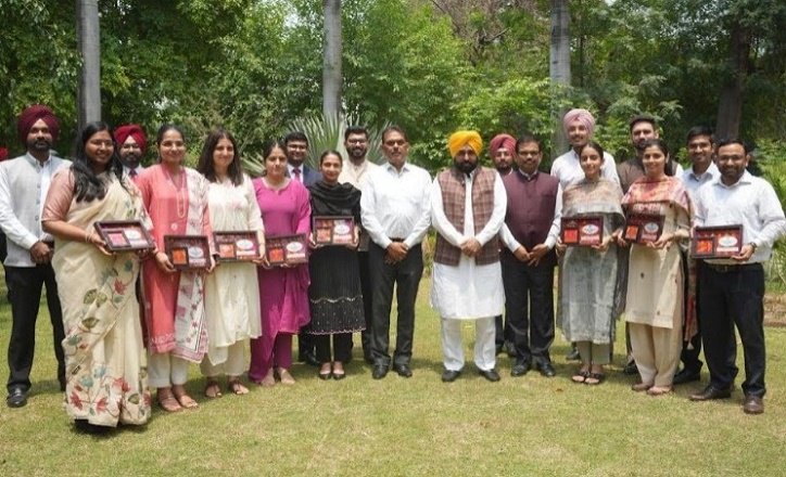 ਮੁੱਖ ਮੰਤਰੀ ਭਗਵੰਤ ਸਿੰਘ ਮਾਨ ਵੱਲੋਂ UPSC-2025 ਪਾਸ ਕਰਨ ਵਾਲੇ ਉਮੀਦਵਾਰਾਂ ਦਾ ਸਨਮਾਨ