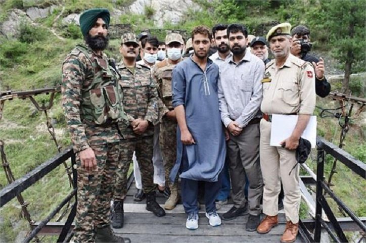 ਗਲਤੀ ਨਾਲ ਸਰਹੱਦ ਪਾਰ ਕਰਨ ਵਾਲੇ ਪਾਕਿਸਤਾਨੀ ਨਾਗਰਿਕ ਨੂੰ ਭਾਰਤੀ ਫੌਜ ਨੇ ਭੇਜਿਆ ਵਾਪਸ
