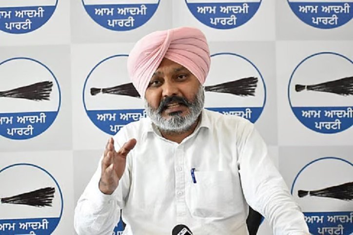 CM ਸੈਣੀ ਜਨਤਾ ਨੂੰ ਨਹੀਂ, ਖਾਲੀ ਕੁਰਸੀਆਂ ਨੂੰ ਭਾਸ਼ਣ ਦੇ ਕੇ ਪਰਤੇ, ਭਾਜਪਾ ਦੀ ਧੂਰੀ ਰੈਲੀ 'ਤੇ ਹਰਪਾਲ ਚੀਮਾ ਦਾ ਤੰਜ
