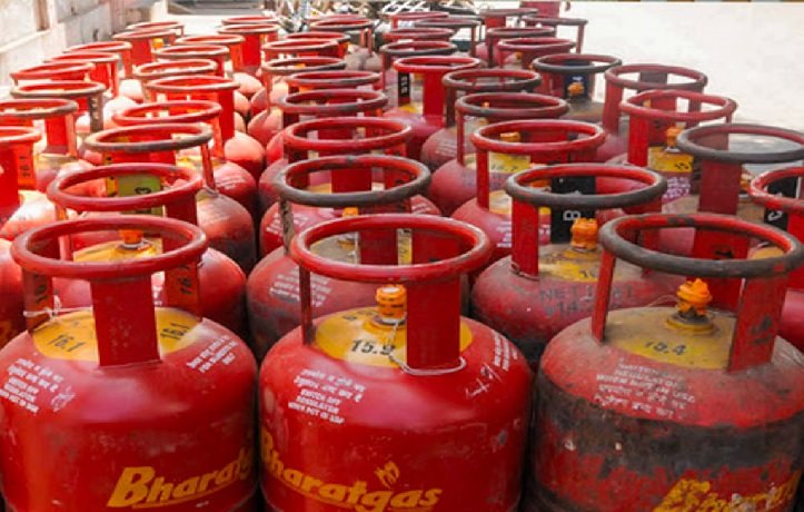 ਵਪਾਰਕ LPG ਸਿਲੰਡਰ ਦੀਆਂ ਕੀਮਤਾਂ ਵਿੱਚ 993 ਰੁਪਏ ਦਾ ਵਾਧਾ, ਘਰੇਲੂ ਗੈਸ ਖਪਤਕਾਰਾਂ ਲਈ ਕੋਈ ਬਦਲਾਅ ਨਹੀਂ
