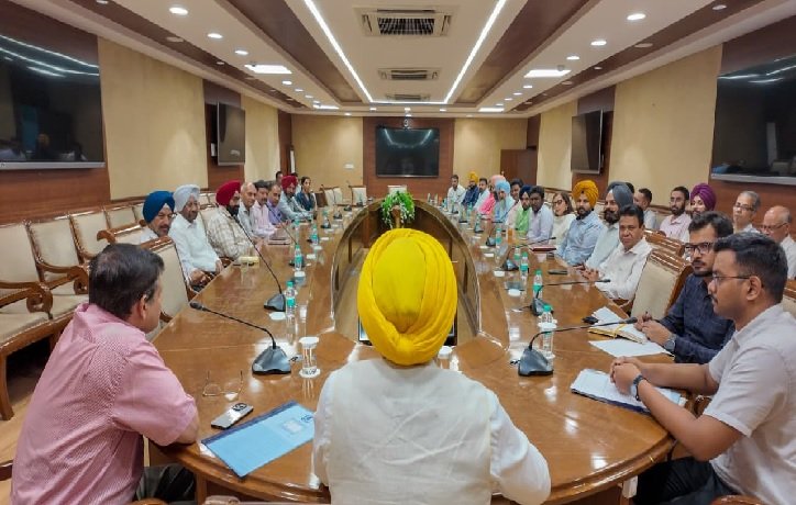 23 ਮਾਲ ਅਧਿਕਾਰੀ ਪਦਉੱਨਤ ਕੀਤੇ, ਹਰਦੀਪ ਸਿੰਘ ਮੁੰਡੀਆਂ ਨੇ ਸੌਂਪੇ ਤਰੱਕੀ ਪੱਤਰ