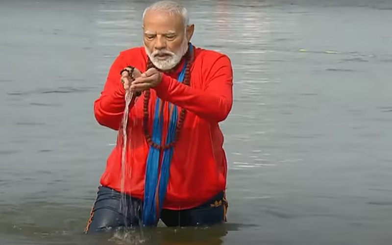 ਮਹਾਕੁੰਭ ਪਹੁੰਚੇ PM ਮੋਦੀ, ਸੰਗਮ ‘ਚ ਲਗਾਈ ਪਵਿਤ੍ਰ ਡੁਬਕੀ