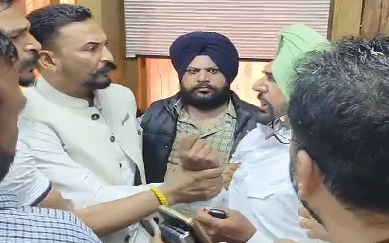 Jalandhar: ਡਿਪਟੀ ਮੇਅਰ ਮਲਕੀਤ ਸੁਭਾਨਾ ਵੱਲੋਂ ਵਿਅਕਤੀ ਨੂੰ ਮਾਰਿਆ ਥੱਪੜ, ਚੋਰੀ ਦੇ ਦੋਸ਼