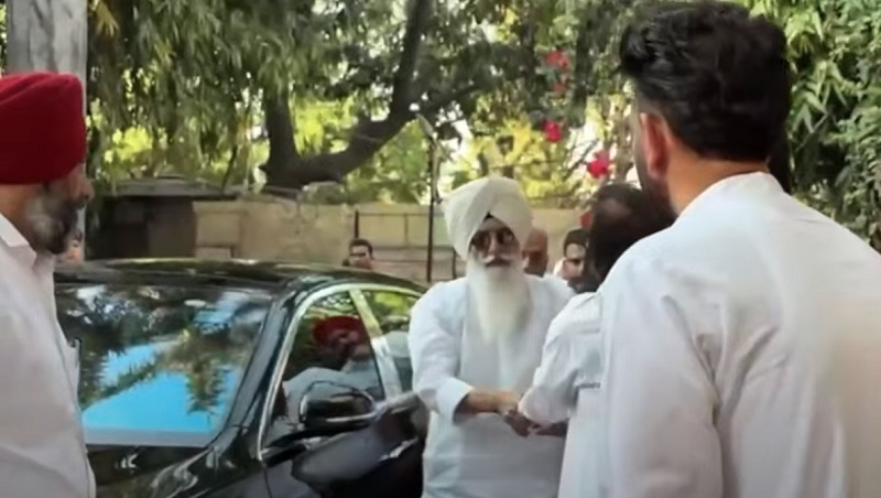 ਸੂਫੀ ਗਾਇਕ ਹੰਸ ਰਾਜ ਹੰਸ ਦੇ ਘਰ ਪਹੁੰਚੇ ਡੇਰਾ ਬਿਆਸ ਮੁਖੀ ਗੁਰਿੰਦਰ ਸਿੰਘ ਢਿੱਲੋਂ, ਪਰਿਵਾਰ ਨਾਲ ਕੀਤਾ ਦੁੱਖ ਸਾਂਝਾ